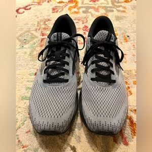 Men’s Brooks Levitate 5 gray running shoe, size 12.